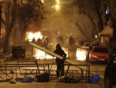 Στη φυλακή 8 από τους 11 αναρχικούς για επίθεση στα ΜΑΤ - Τα ξημερώματα της Παρασκευής στα Εξάρχεια